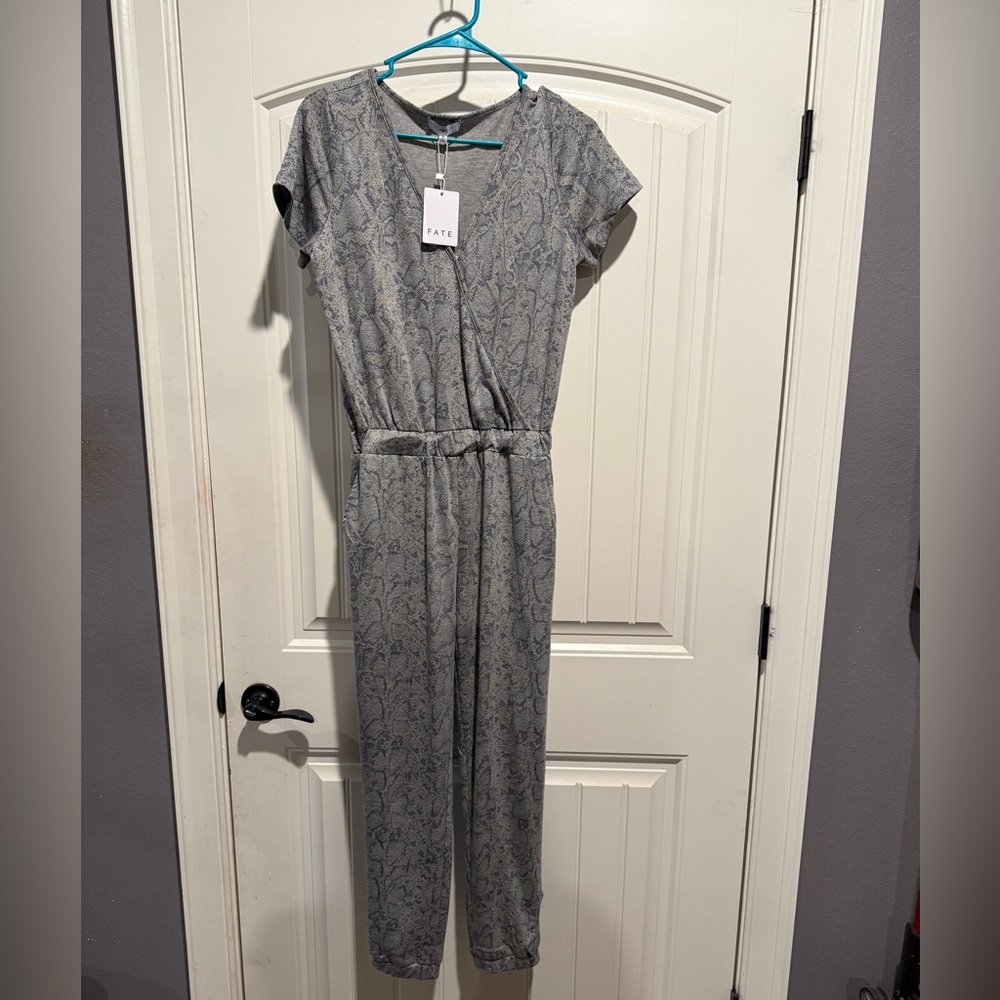 NWT FATE snakeskin print  Jumpsuit.‎ Size small pantsuit